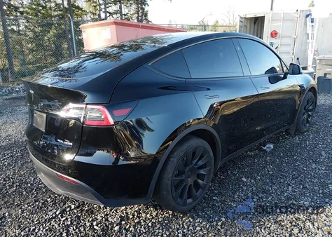 2025 Tesla Model Y Long Range Dual Motor All-Wheel Drive z USA, uszkodzony, nr VIN 7SAYGDEE0SF256902